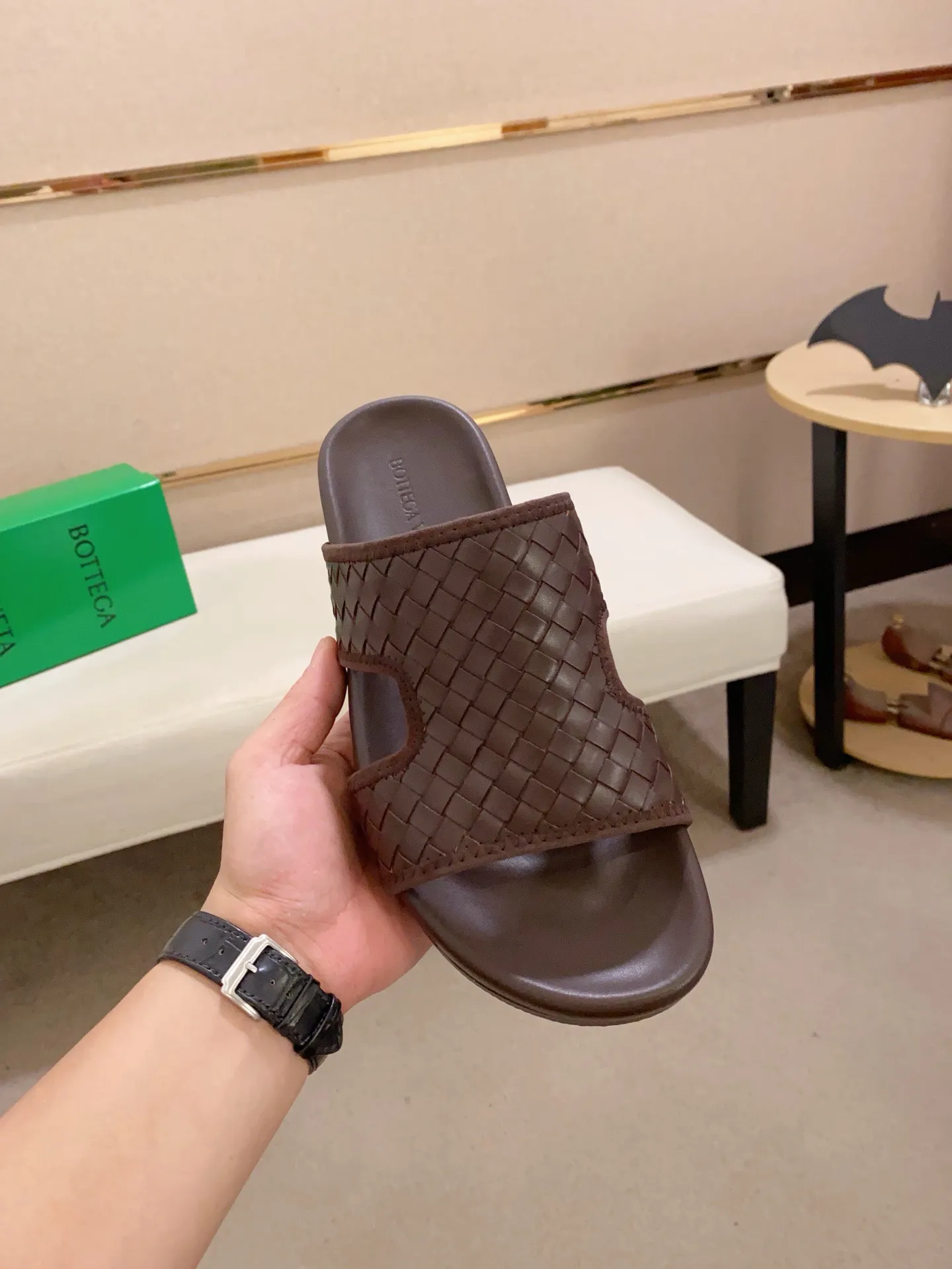 Men's shoes 💰: 320💰[BV~Bottega Veneta] Trendy new slippers are on the market. Same style as the official website. Counter quality [strong][strong][strong] Selected cow patent leather weaving. High-end atmosphere. Very cost-effective. Original wear-resistant rubber outsole. Fine workmanship. The upper layer of materials is used. The quality is visible. Shoe size 38-45.